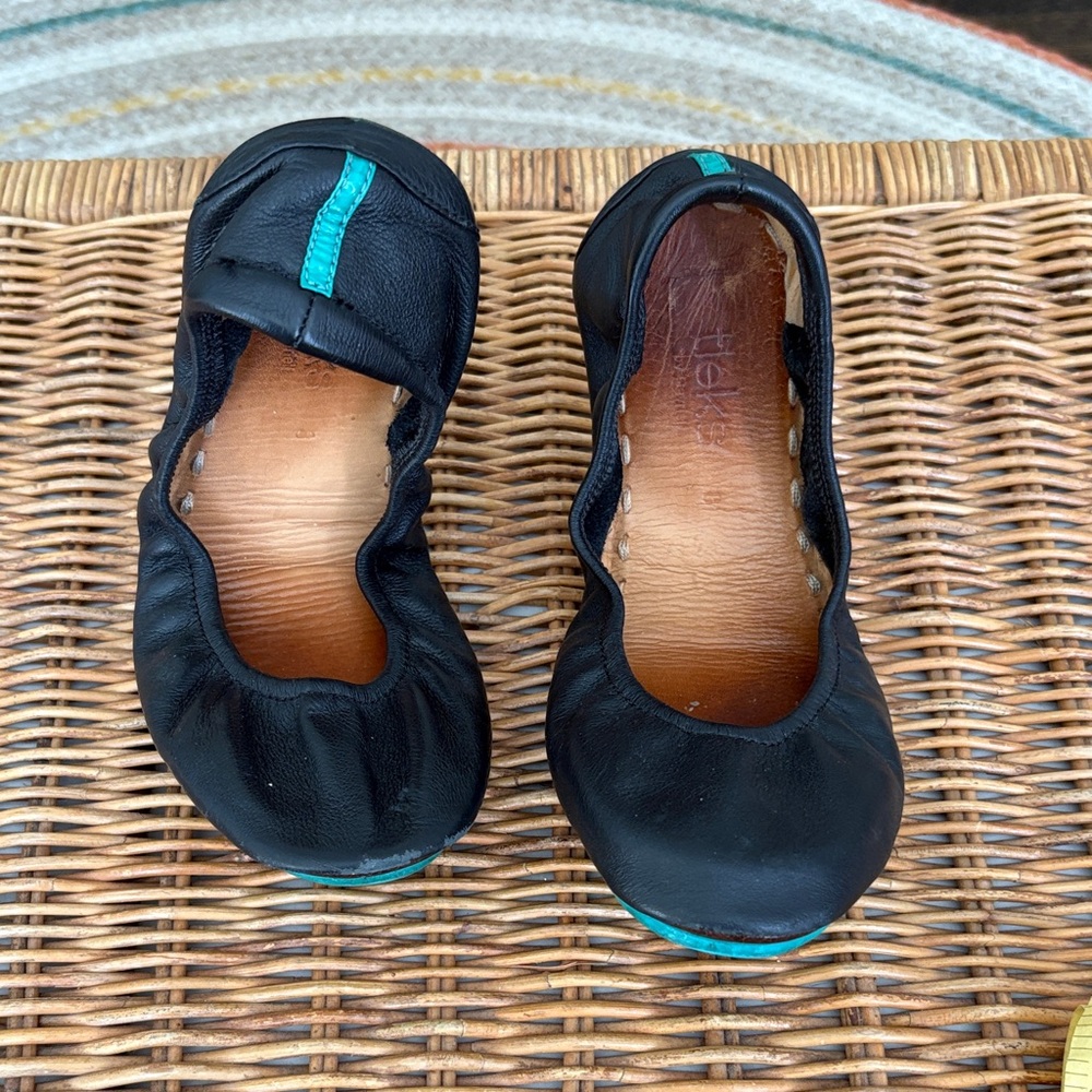 Tieks size 8 Black Leather Ballet Flats with Teal Accent